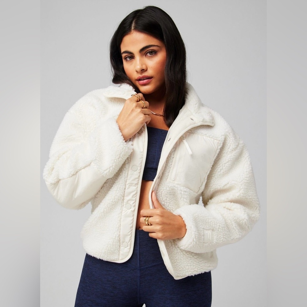 NWT Women’s Fabletics Tahoe Teddy Jacket color-bone, size Medium